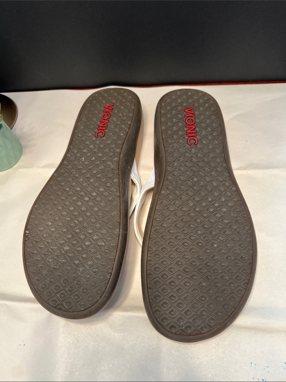 Vionic White Thong Sandals with Textured Footbed Size 10 - Picture 3 of 7